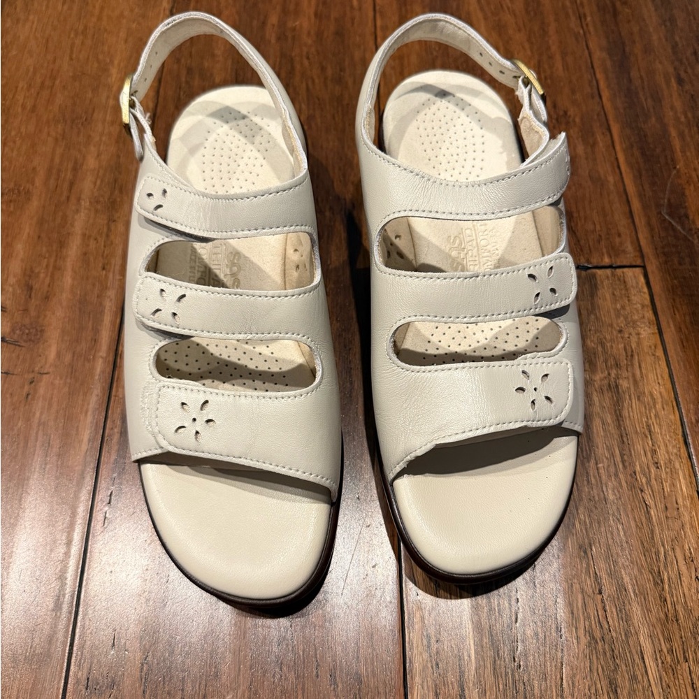 SAS Quatro Slingback Cream Sandals - Picture 2 of 9